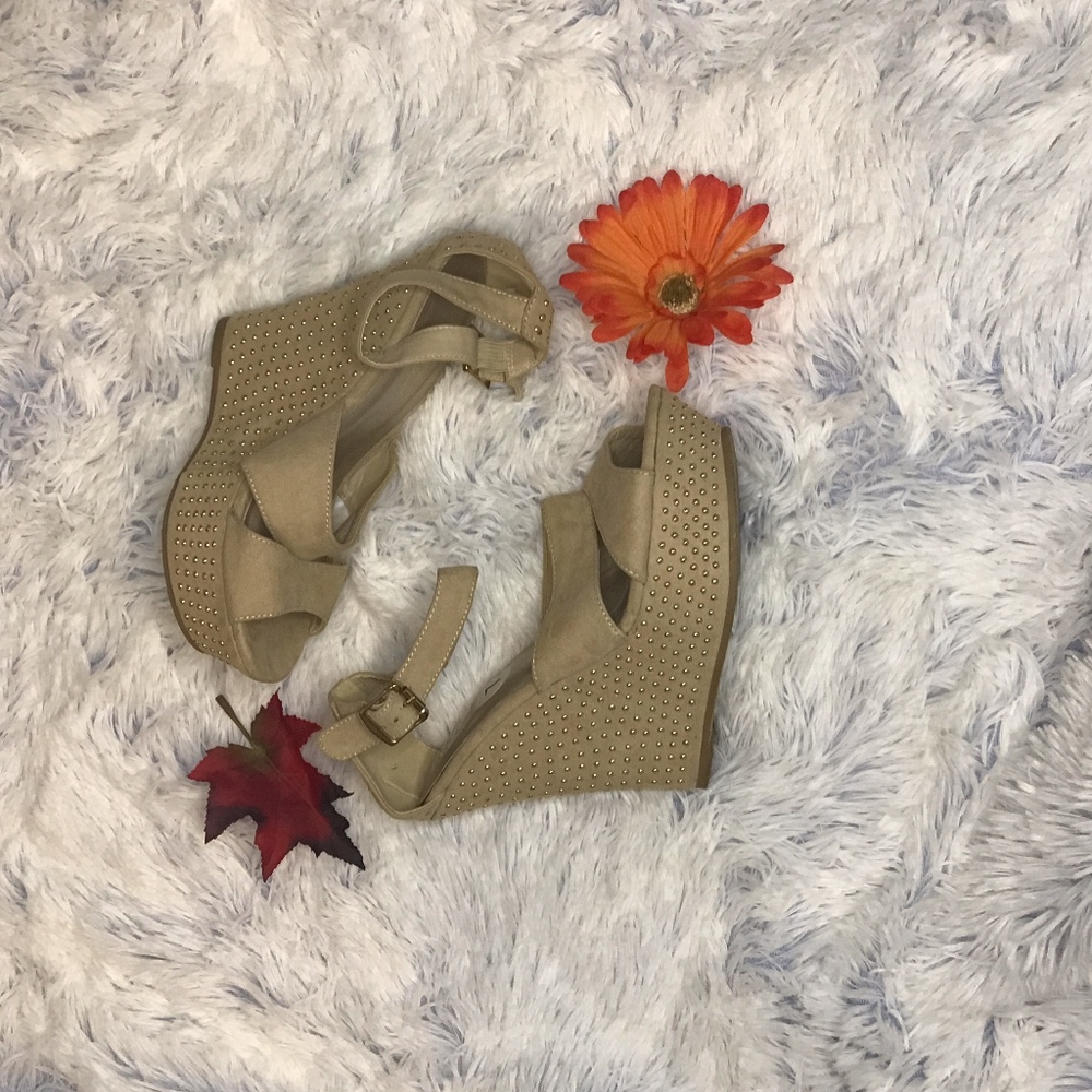 Taupe Wedges with gold details